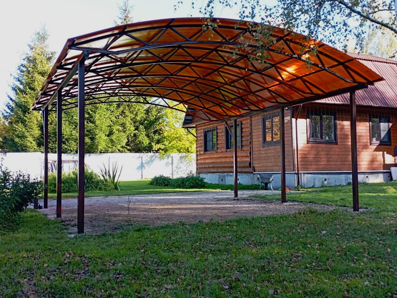 Арочный автонавес для дачи Закрытый автонавес с односкатной крышей из поликарбоната