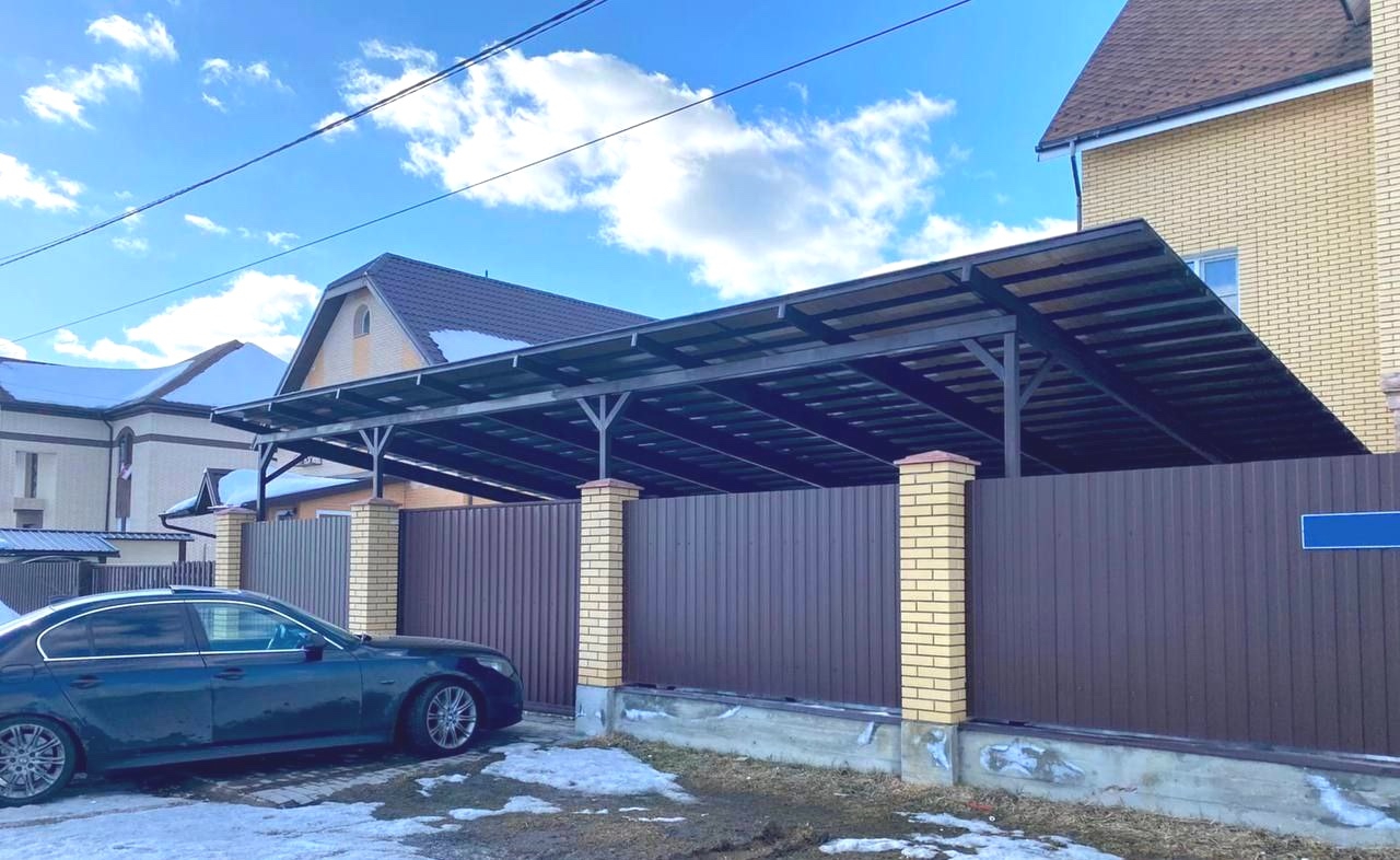 Современный автонавес с крышей из поликарбоната