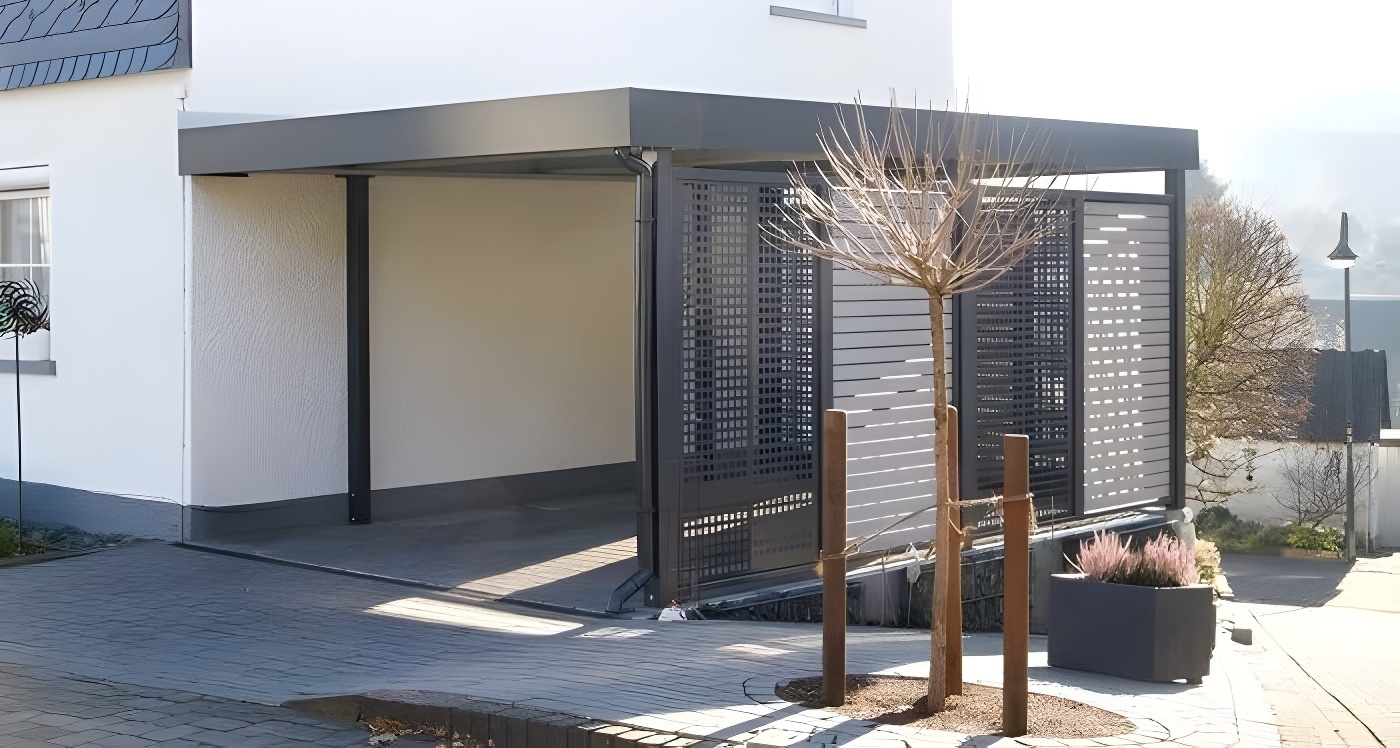 Современный автонавес с крышей из поликарбоната